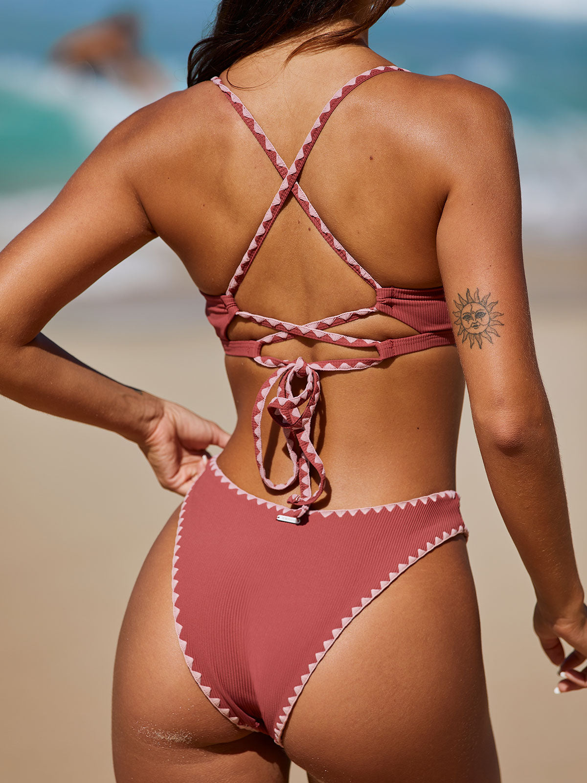 Şık Kontrast Dikişli Bikini Altı - Yaz Modası