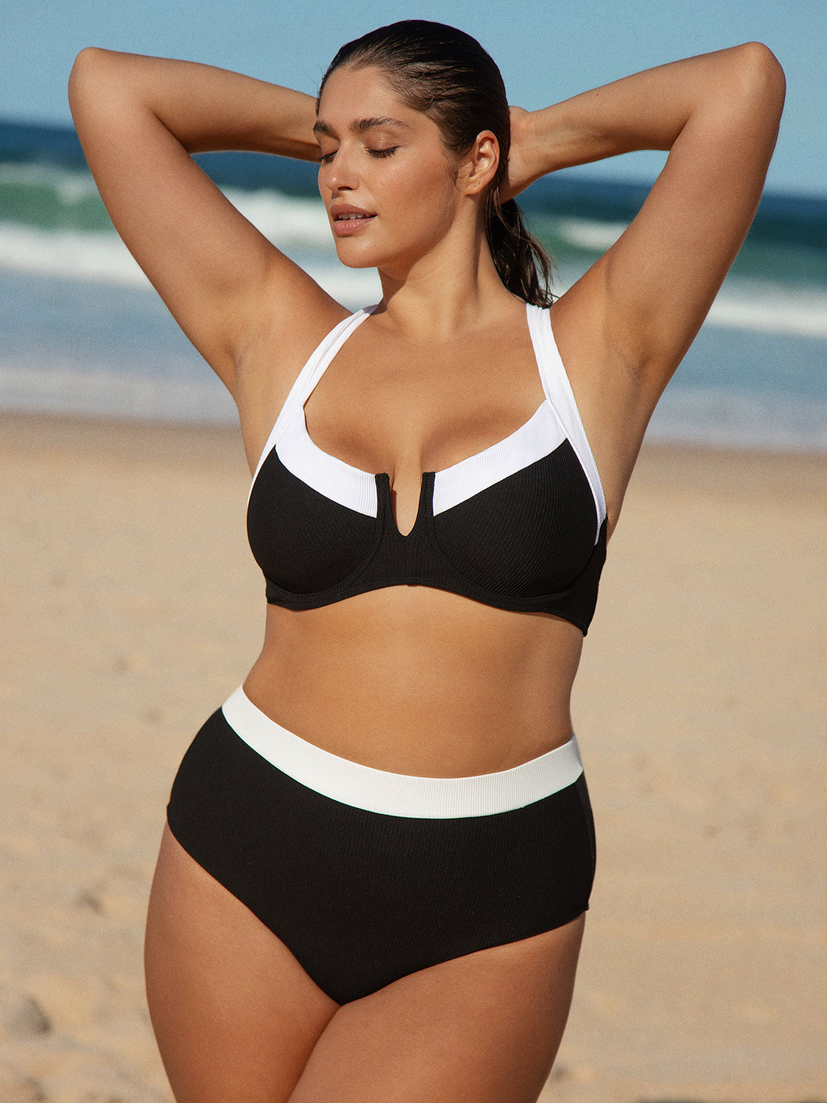 Şık Siyah Büyük Beden Bikini Üstü - Kontrast Şerit Detaylı