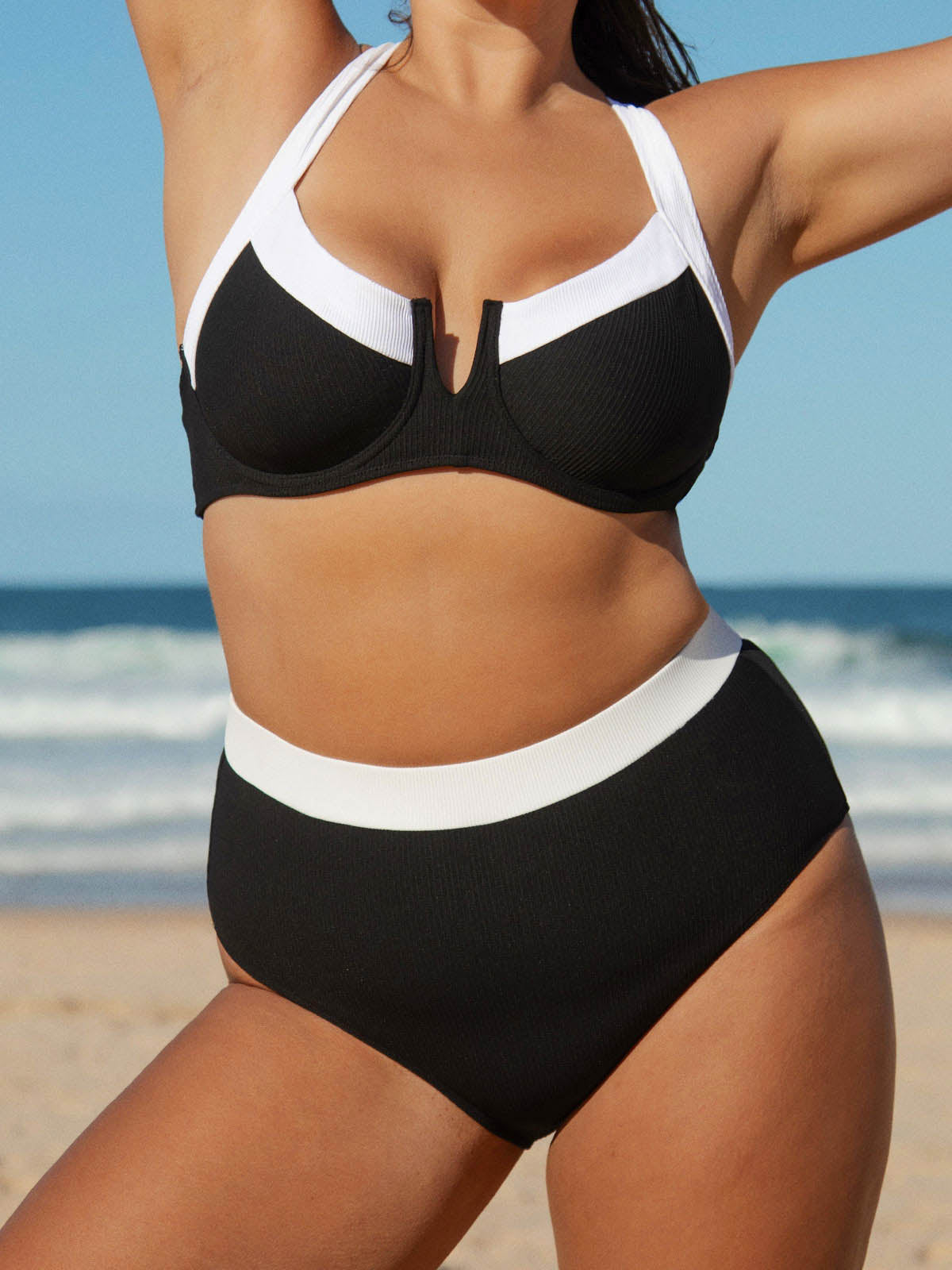 Şık Siyah Büyük Beden Bikini Üstü - Kontrast Şerit Detaylı