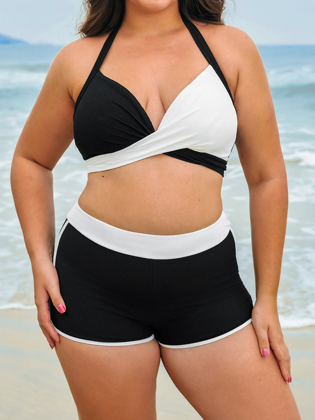 Şık Siyah-Beyaz Üçgen Büyük Beden Bikini Üstü