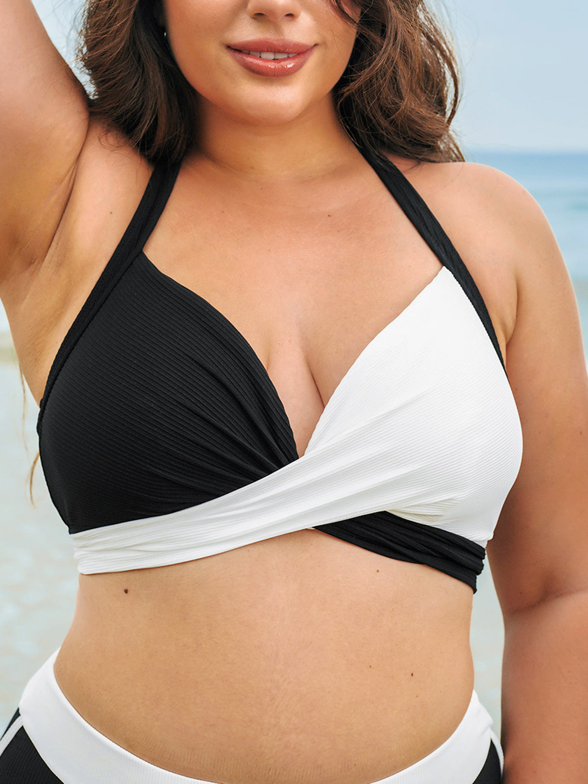 Şık Siyah-Beyaz Üçgen Büyük Beden Bikini Üstü