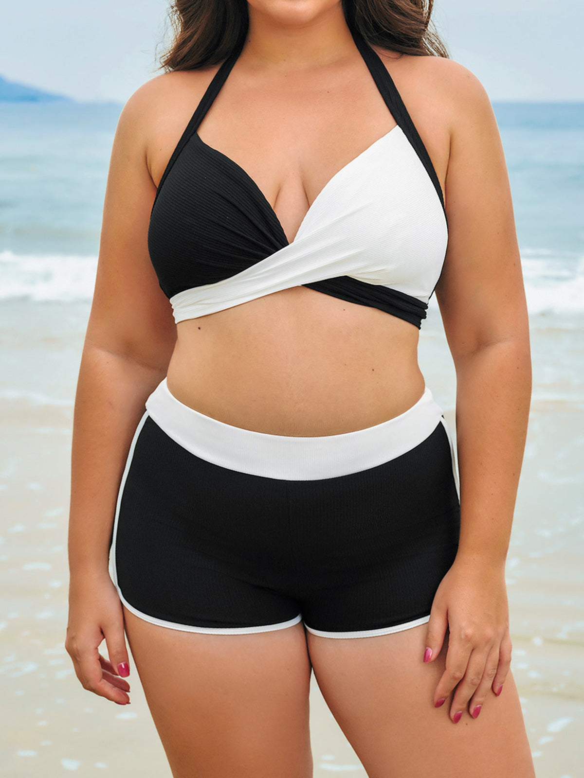 Şık Siyah-Beyaz Üçgen Büyük Beden Bikini Üstü