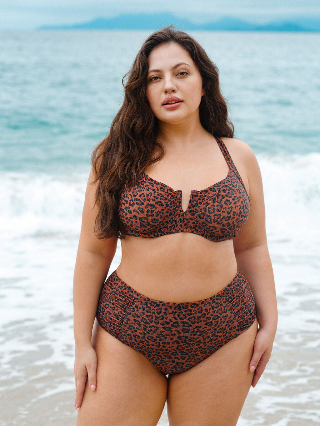 Leopar Desenli V Yaka Büyük Beden Bikini Üstü - Şıklık ve Konfor