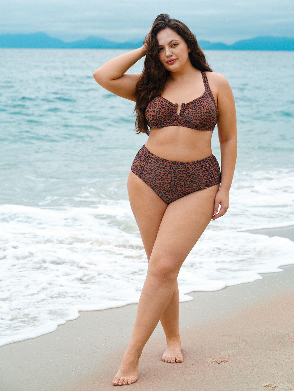 Leopar Desenli V Yaka Büyük Beden Bikini Üstü - Şıklık ve Konfor