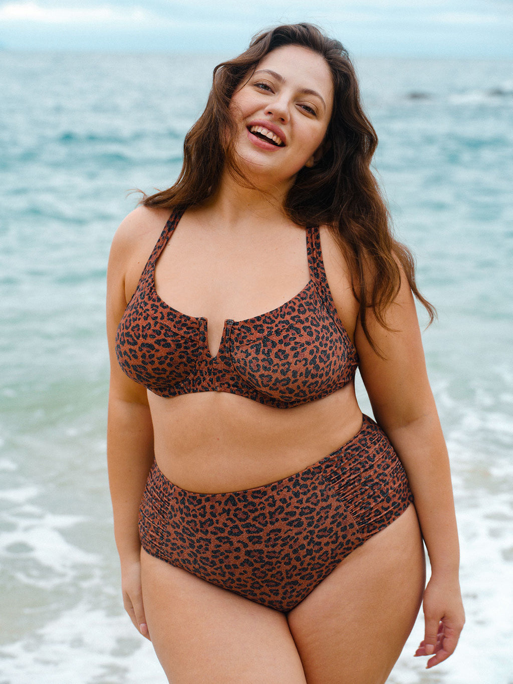 Leopar Desenli V Yaka Büyük Beden Bikini Üstü - Şıklık ve Konfor
