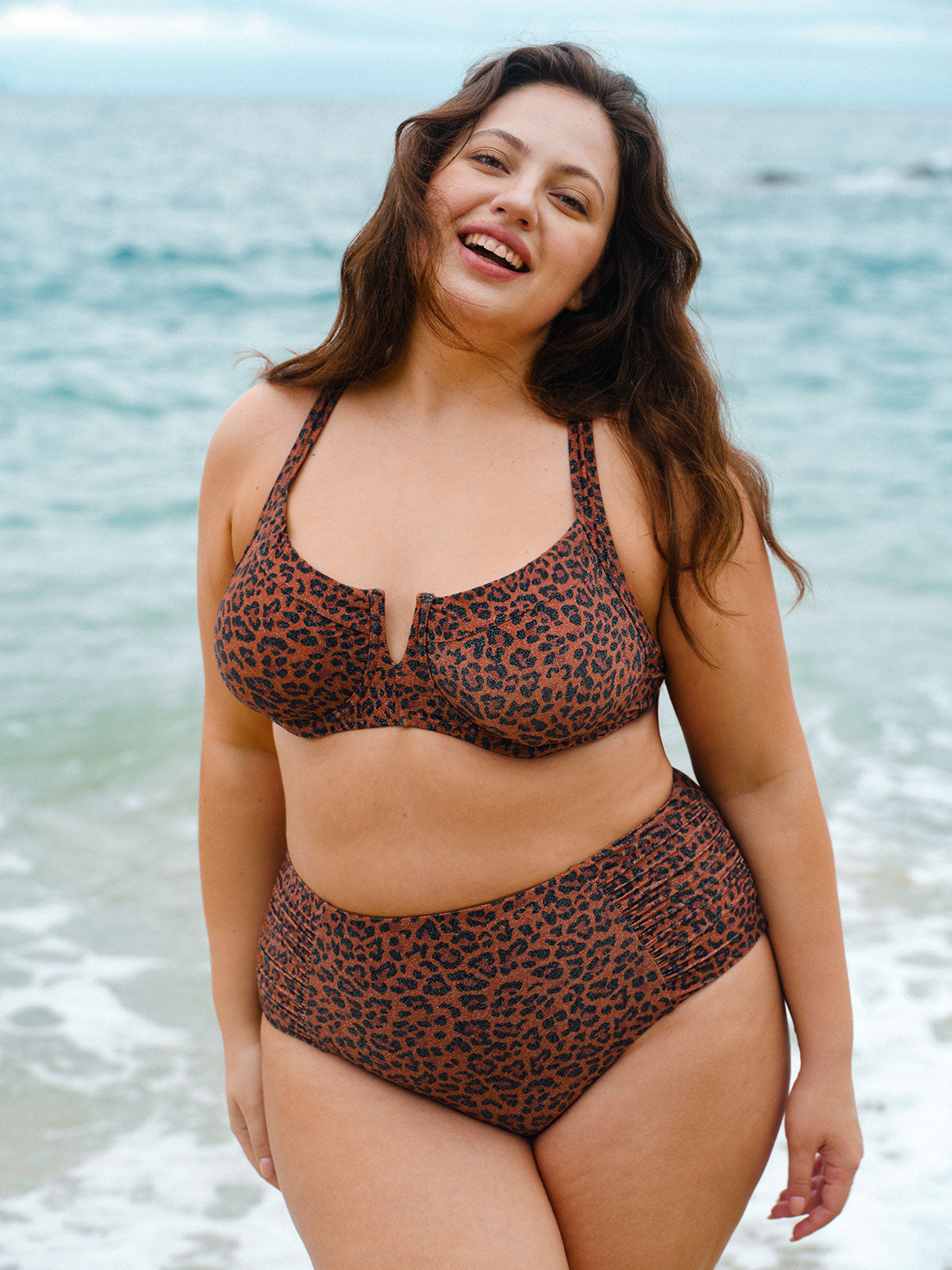 Leopar Desenli V Yaka Büyük Beden Bikini Üstü - Şıklık ve Konfor