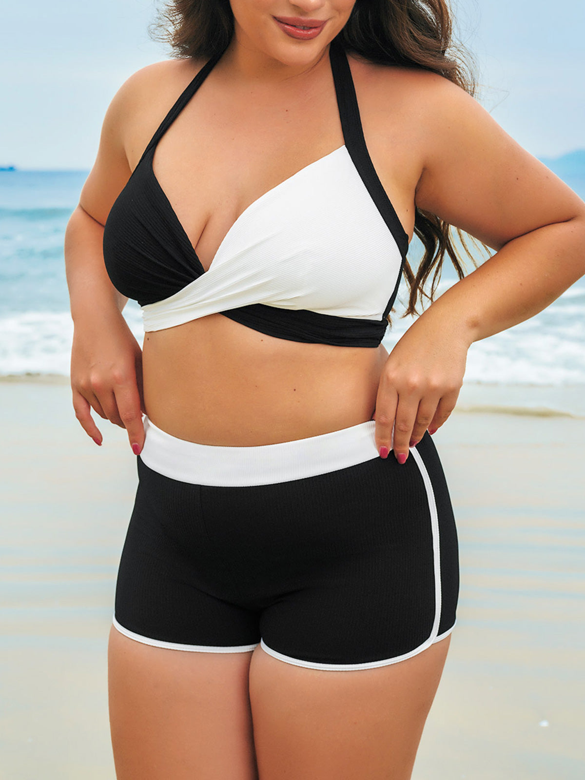 Şık Siyah-Beyaz Üçgen Büyük Beden Bikini Üstü
