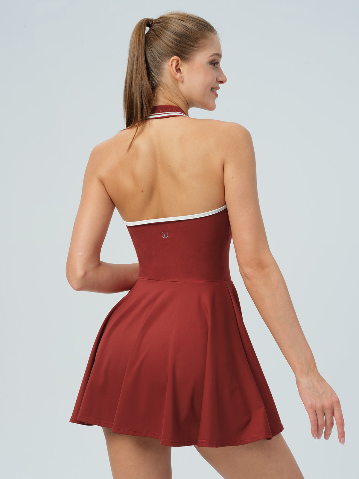 Koyu Kırmızı Sırt Açık Tenis Elbisesi - Rahat ve Şık