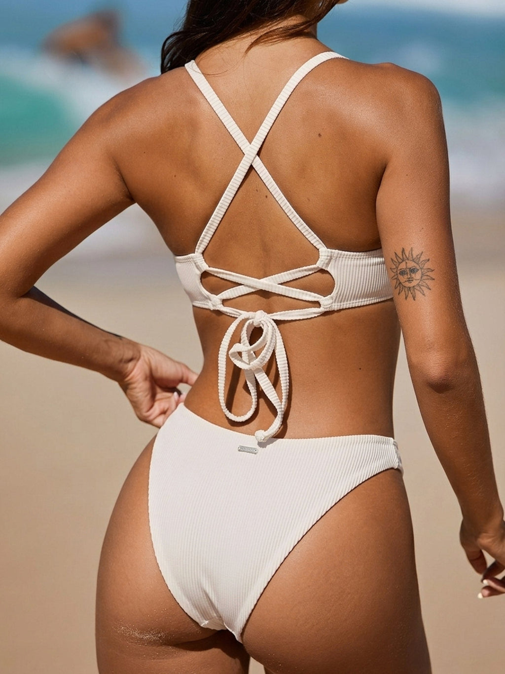 Off White Kırışık Yaka Altın Detaylı Bikini Üstü