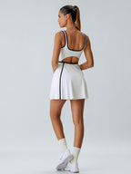 Şık Beyaz Kontrast Dikişli Tenis Elbisesi - Rahat ve Modern