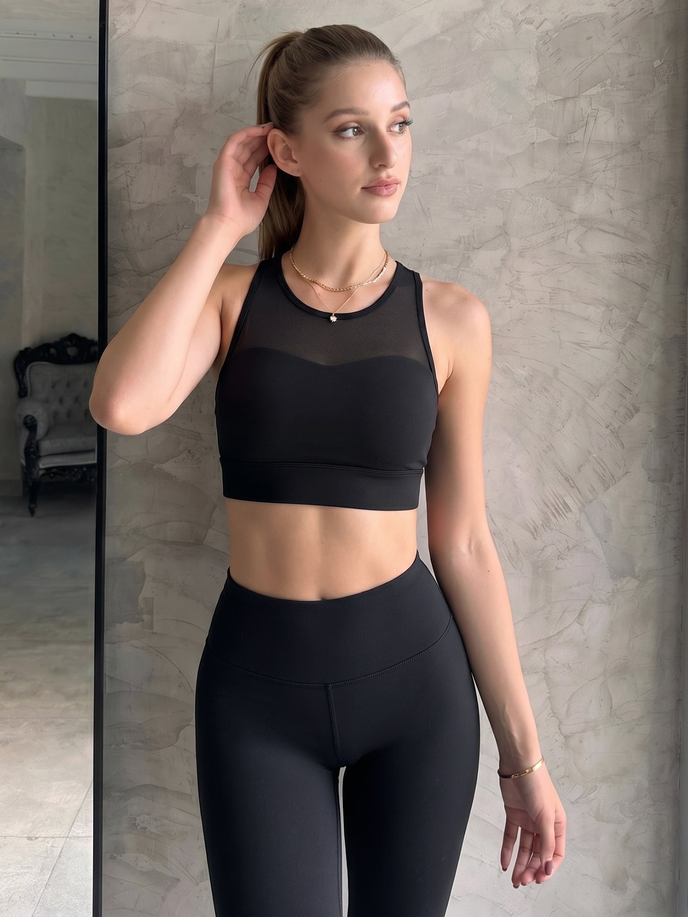 Yarış Yaka Siyah Fileli Yoga Tank Üstü - Rahat ve Şık