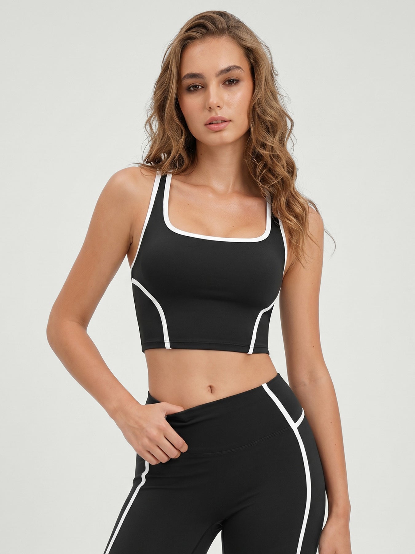 Yüksek Performanslı Siyah Kontrast Dikişli Spor Atlet