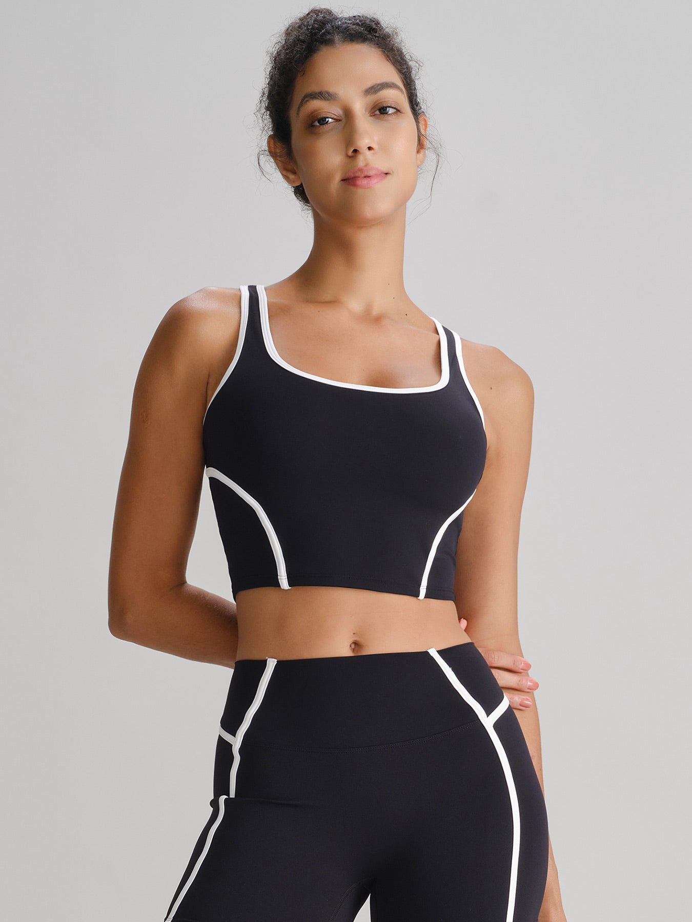 Yüksek Performanslı Siyah Kontrast Dikişli Spor Atlet